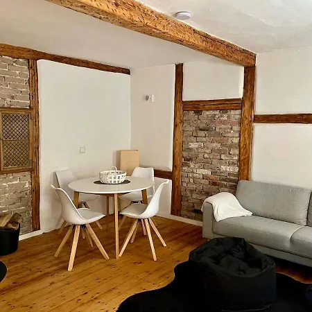 Altstadtwohnung Mit Flair, 2 Zimmer, Kueche, Bad, Kamin, 50 Qm * Arnstadt