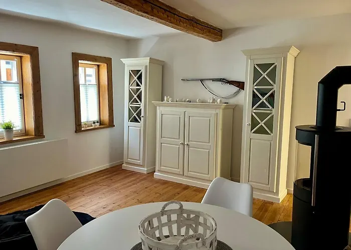 Altstadtwohnung Mit Flair, 2 Zimmer, Kueche, Bad, Kamin, 50 Qm Daire