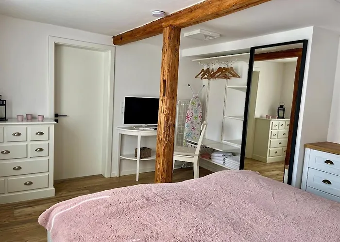 Altstadtwohnung Mit Flair, 2 Zimmer, Kueche, Bad, Kamin, 50 Qm *