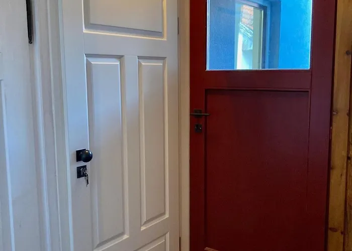 Altstadtwohnung Mit Flair, 2 Zimmer, Kueche, Bad, Kamin, 50 Qm Arnstadt