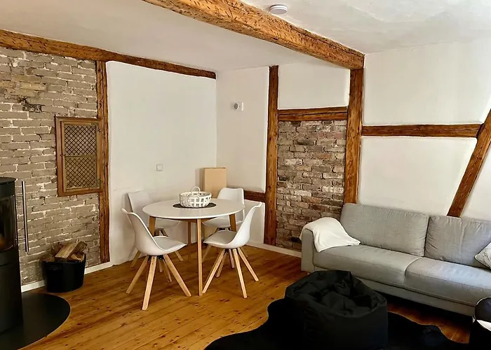 Altstadtwohnung Mit Flair, 2 Zimmer, Kueche, Bad, Kamin, 50 Qm * Arnstadt