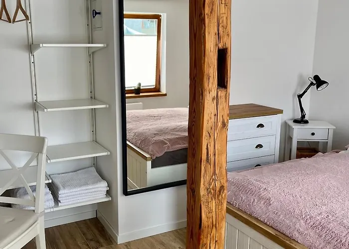 Altstadtwohnung Mit Flair, 2 Zimmer, Kueche, Bad, Kamin, 50 Qm * Arnstadt